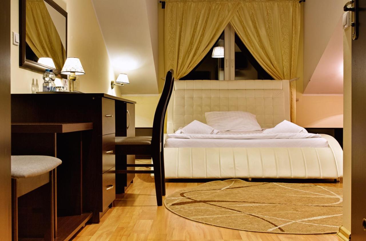Dworek Rozany Hotel & Restauracja Namysłów Bagian luar foto