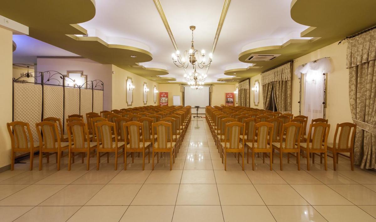 Dworek Rozany Hotel & Restauracja Namysłów Bagian luar foto