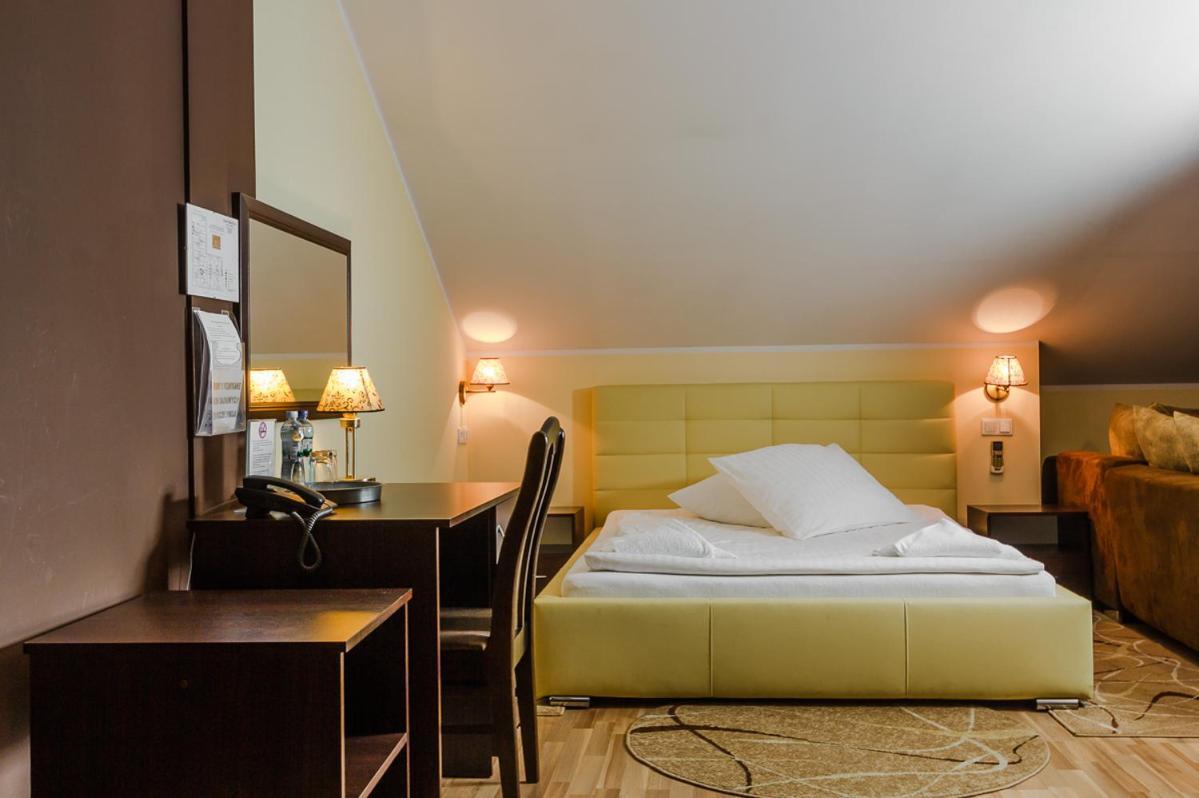 Dworek Rozany Hotel & Restauracja Namysłów Bagian luar foto
